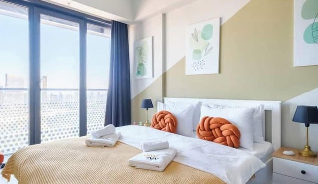 Rhea - Chic 1BD Apt w/ Balcony Views & Parking