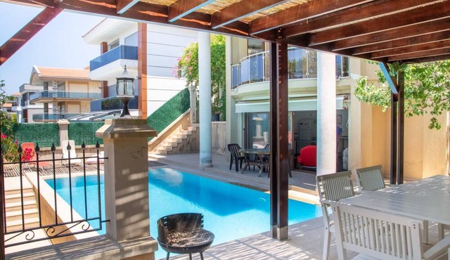 Enchanting Villa with Backyard in Cesme near Beach
