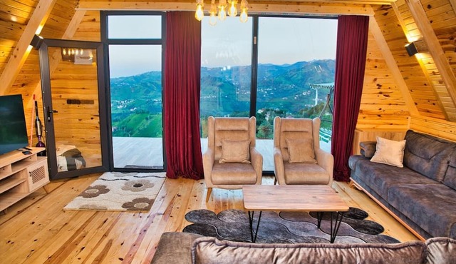 Dağ,dere,deniz,Şehir ve orman manzaralı,jakuzili. Şömineli bungalov in Rize
