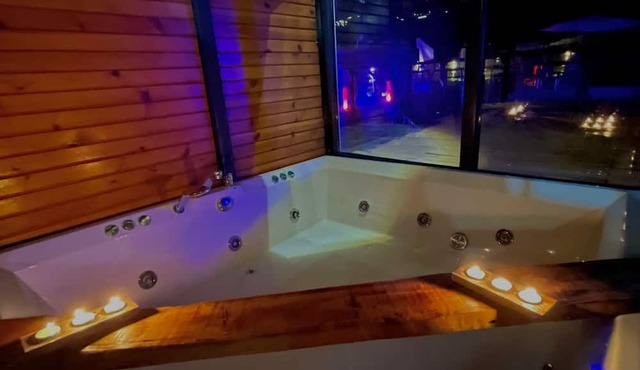 Isıtmalı havuzu şömine başında jakuzi ile tatilin keyfini çıkarmak isteyenlere in Sakarya