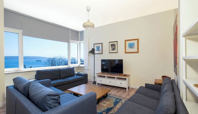 Cozy Waterfront Apt. with a Stunning View in İstanbul