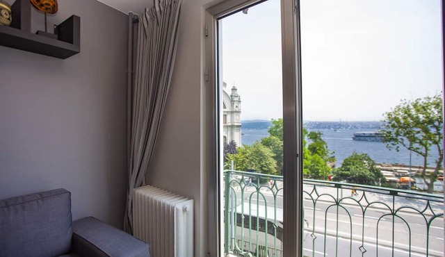Modern Waterfront Apt. with a Striking View in Istanbul