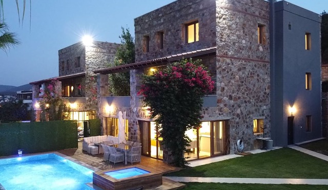 doğayla iç içe,taş mimarisi ve modern detayları ile dikkat çeken bir şık ev. in Torba