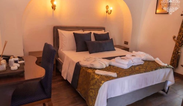 Çeşme Merkezde Marina Karşısı Tarihi Kervansaray Antique Hotel