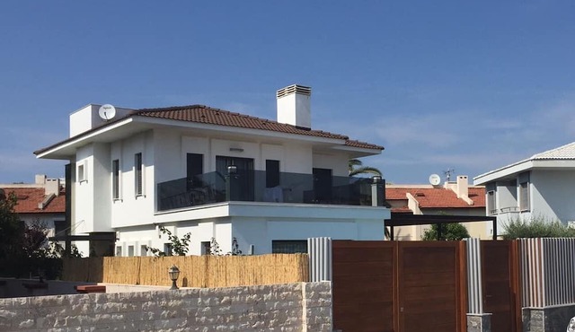 Spacious 4-bedroom villa with WiFi,in ÇEŞME İZMİR in Izmir