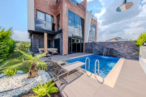 Luxury villa with waterfall pool and garden For 9 people in Dosemealti