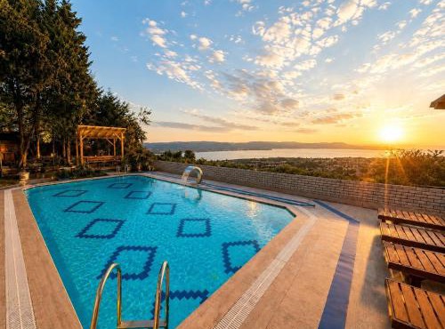 Escape to nature, a private villa with a unique lake view in Sakarya