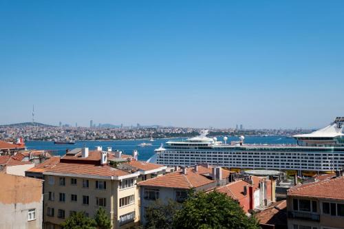 Bosphorus View - Modern Central Apartment with Elevator & Parking in Istanbul